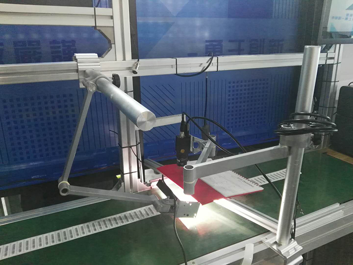 固定式掃碼槍掃描生產流水線上的產品